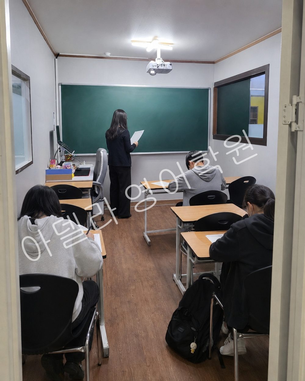 중등 영어 수업에서 답안 과정을 점검하는 교실 장면